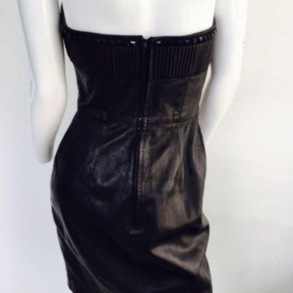 Black leather strapless dress.
Features a sweetheart plunge cleavage. - Picture 7 of 11